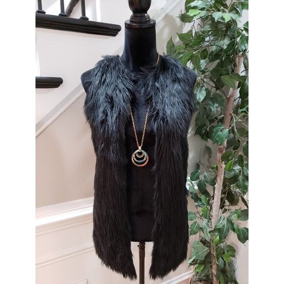 Almost Famous Womens Black Faux Fur Acrylic Sleeveless Open Front Vest Size XS - Picture 1 of 11